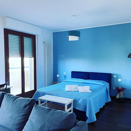 Attico Vista E Fronte Mare Zaffiroblu Con Posto Auto Apartment Montesilvano Luaran gambar