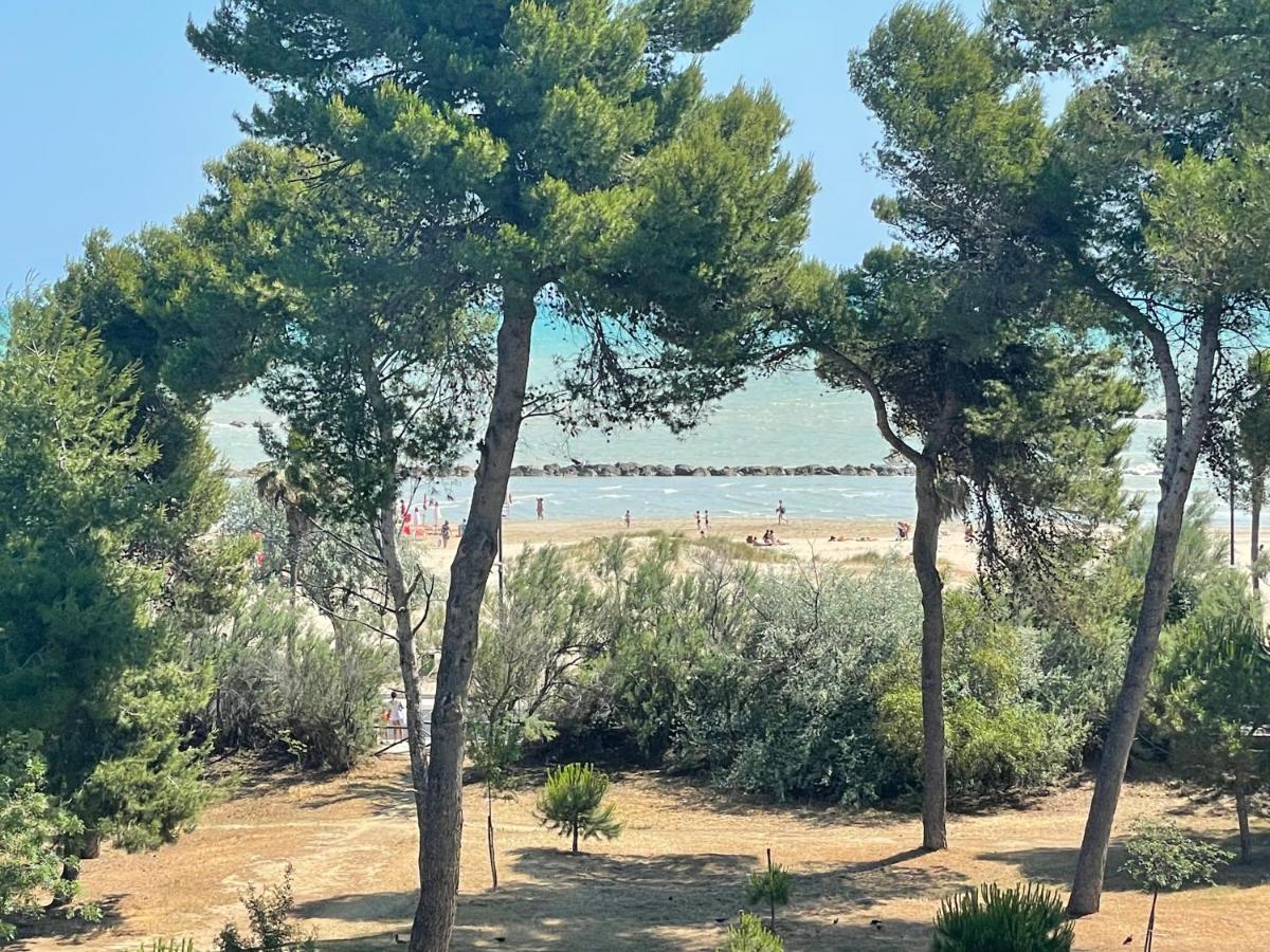 Attico Vista E Fronte Mare Zaffiroblu Con Posto Auto Apartment Montesilvano Luaran gambar