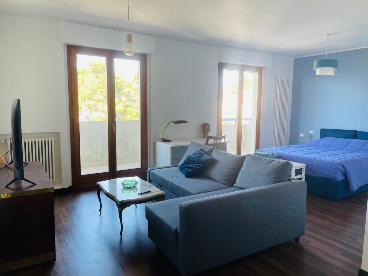 Attico Vista E Fronte Mare Zaffiroblu Con Posto Auto Apartment Montesilvano Luaran gambar